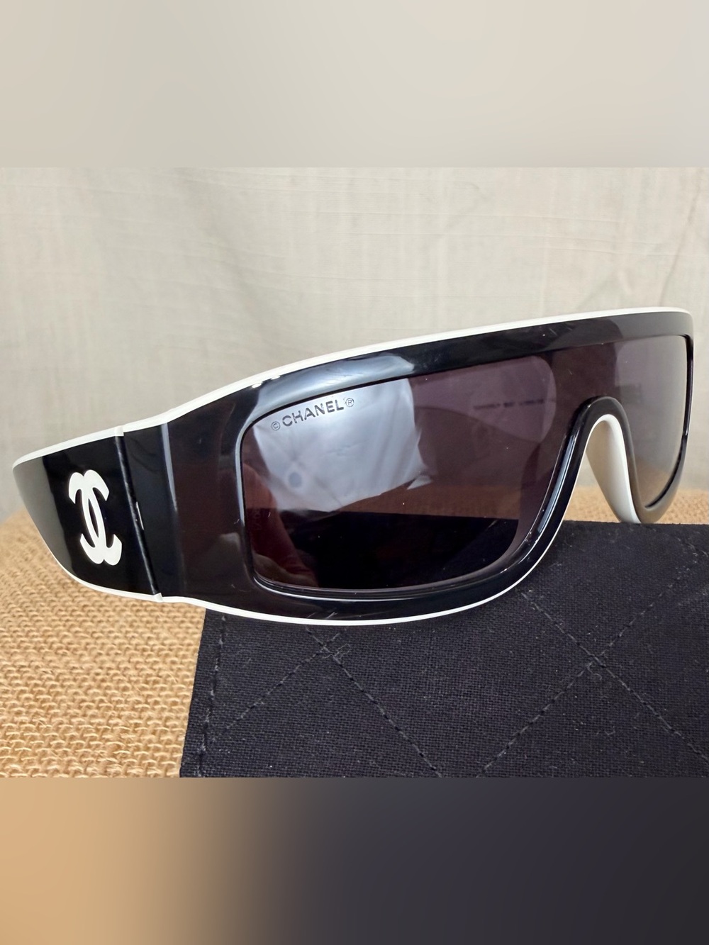 Auth CHANEL Sunglasses CH6057 1656/ S6 Black White Big CC Logo Shield
